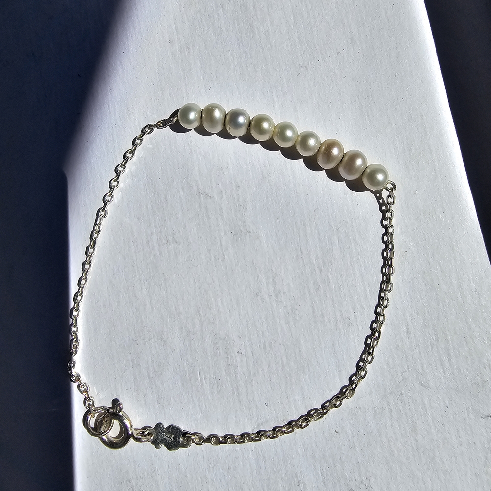 Elegant Pearl Bracelet with Silver Chain